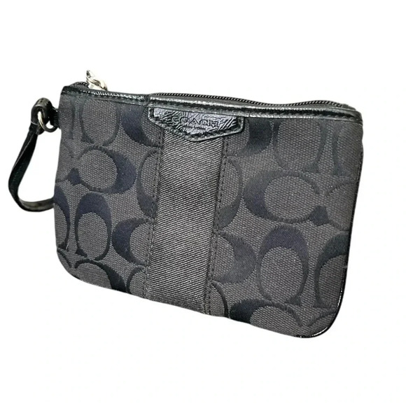 👜 Coach Wristlet - Picture 1 of 3